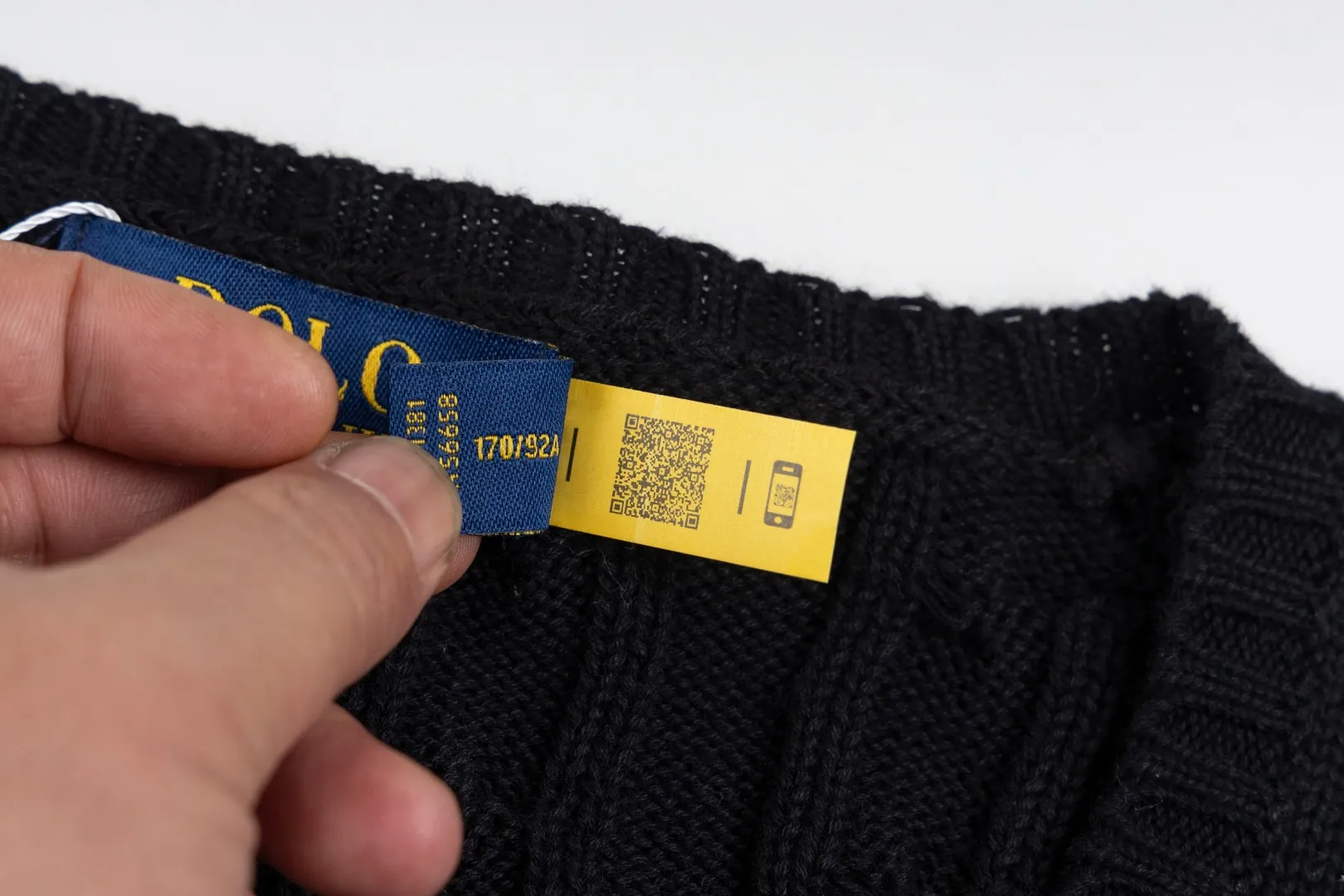 P210 #R90 RALPH LAUREN Thirteen colors of Ralph Lauren classic small label embroidery V-neck pullover cable cardigan sweater women's top, high-density LOGO embroidery on the chest, original customization of tag accessories. Made of pure cotton yarn, pure cotton is skin-friendly and comfortable, small label war horse embroidered twist button V-neck sweater🐎High quality, follow the blogger to learn how to wear it! Let’s buy a Ralph Lauren cable sweater. It’s a super hard-to-find series after it became popular. It’s hard to find one on the official website. It’s simple and practical to wear, with a lazy and loose feel. The thickened fabric has more texture, feels soft and delicate, and has a loose fit. Whether worn alone or layered, you can wear different styles of fashion with just one piece!   Size： Sleeve length: 60/61/62/63